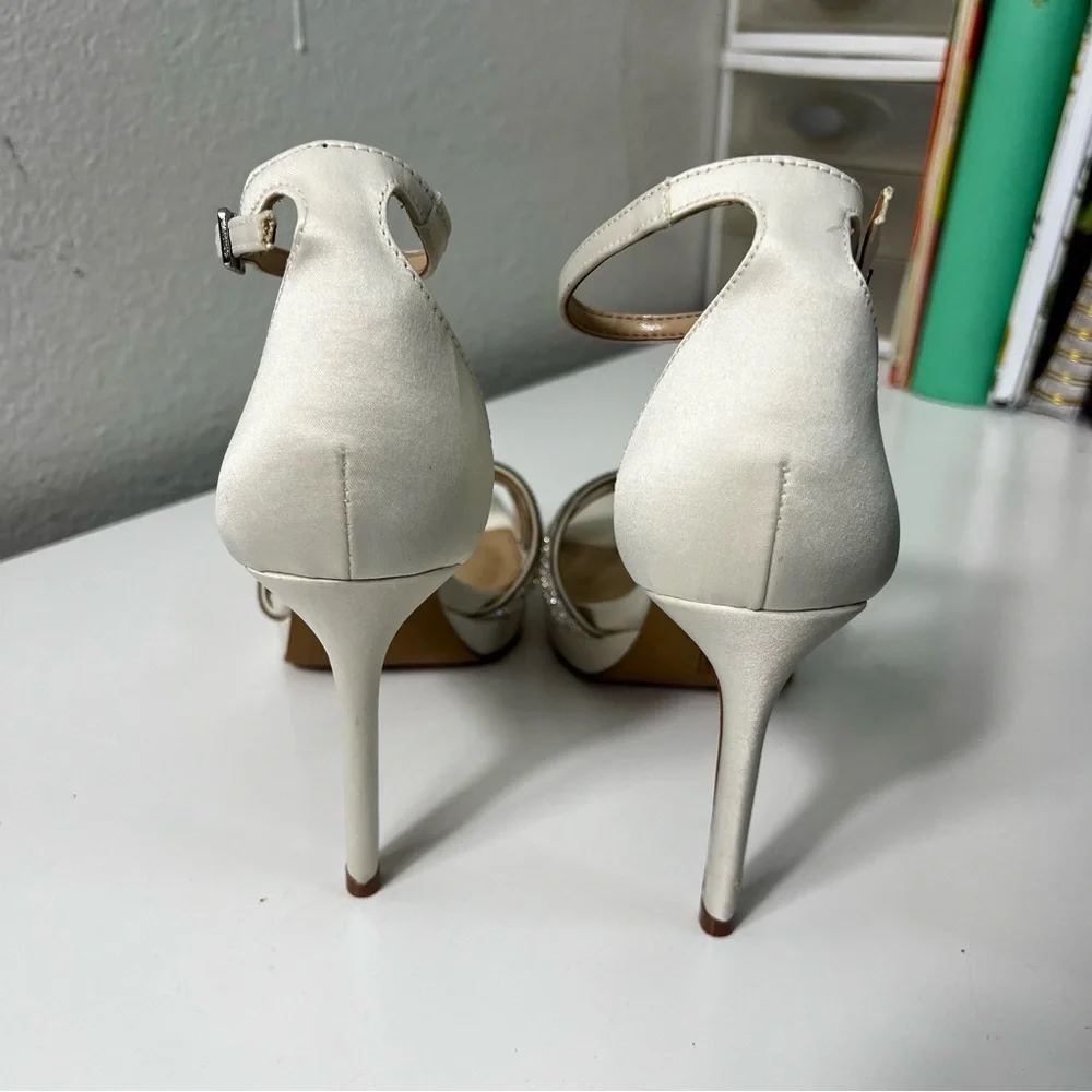 VINCE CAMUTO Kalvira Heel Satin Milk Ivory Stiletto Ankle Strap Size 9.5 NWT